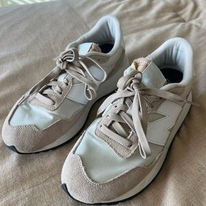 New Balance tennis shoes